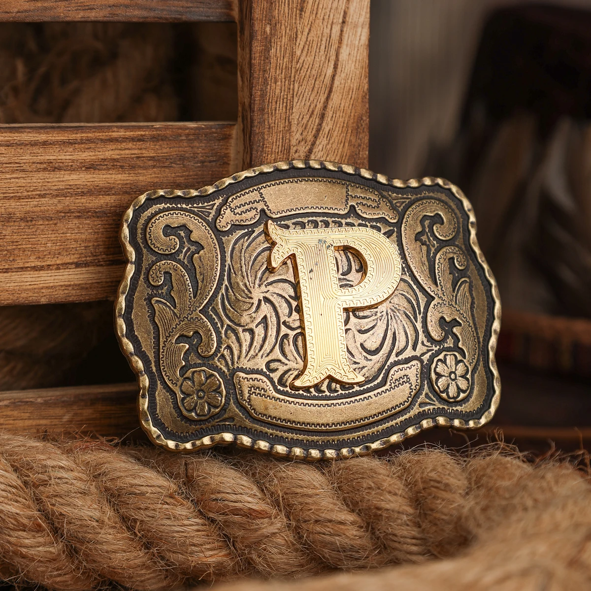 Eine Gürtelschnalle im Western-Stil, aus Metall, mit einer Retro-Gürtelschnalle und einer einzelnen Schnalle mit geprägten Buchstaben. – Detail 19