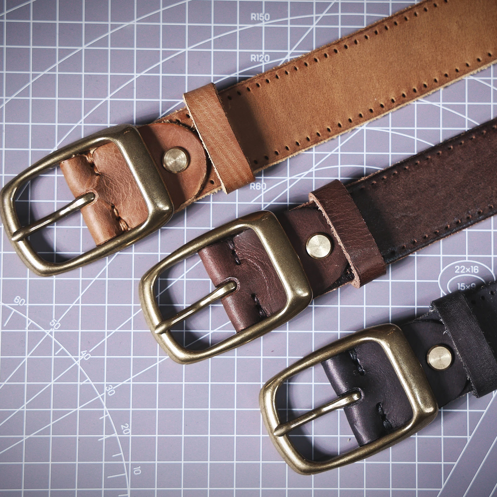 S.WORKER Vintage-Herren-Gürtel aus echtem Leder, Vollnarbenleder, lässiger, klassischer Jeansgürtel mit Messing-Dornschließe, Geschenkbox – Detail 8