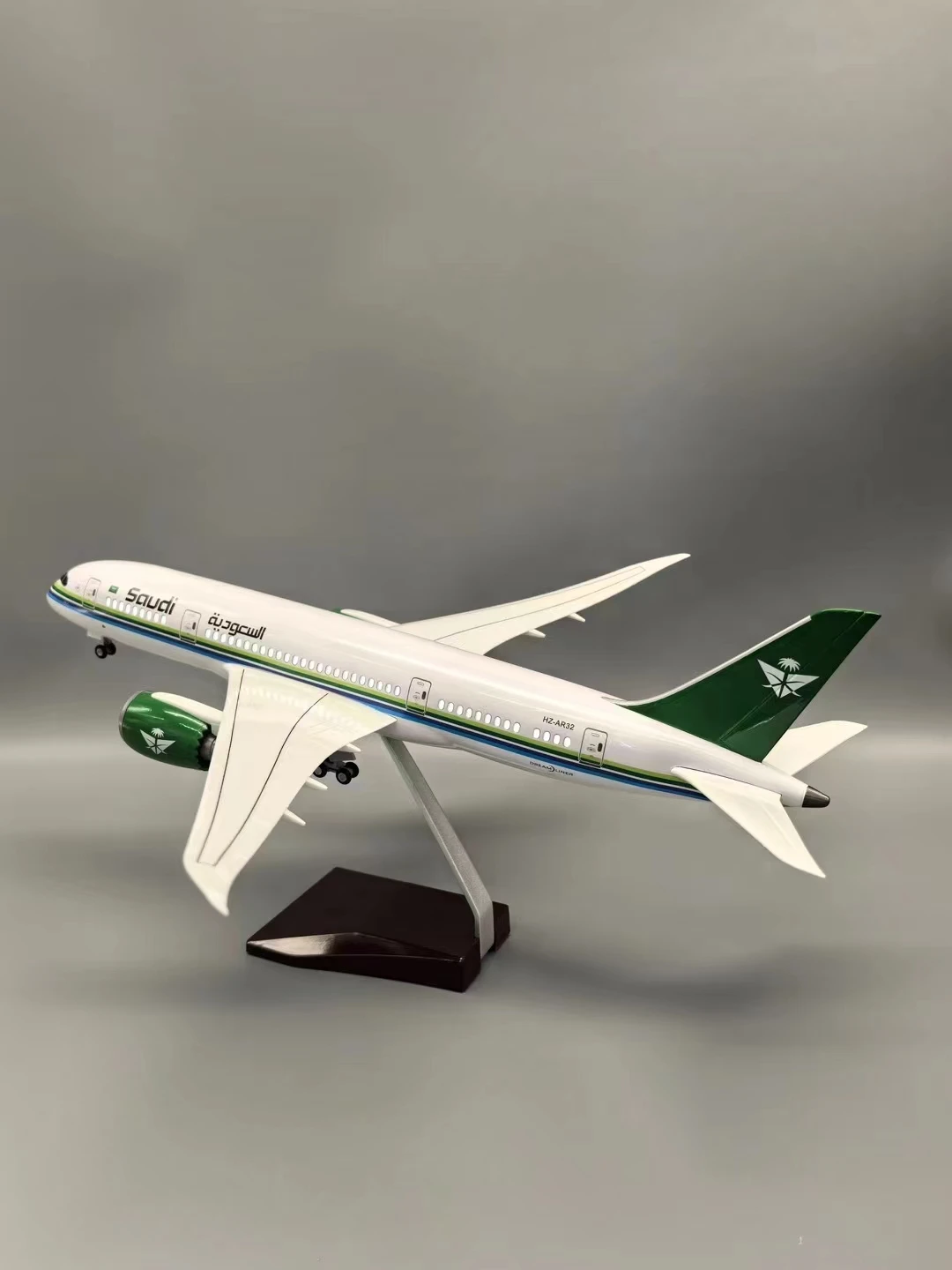 

47CM B787 Saudi Arabian Airlines Aircraft Model 1/130 Scale Resin Diecast Airplanes for Collection Display Fans