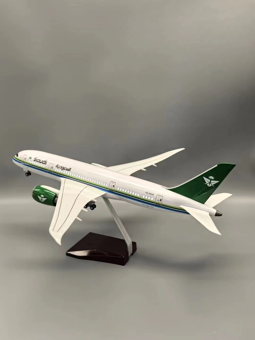 47CM B787 Saudi Arabian Airlines Aircraft Model 1/130 Scale Resin Diecast Airplanes for Collection Display Fans