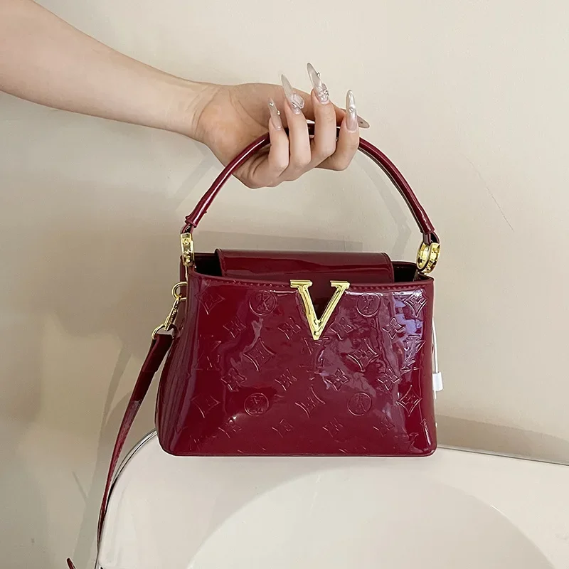 Дизайнерский стиль! Летняя женская сумка из лакированной кожи 2025 года — текстурированная сумка через плечо премиум-класса с тиснением букв
