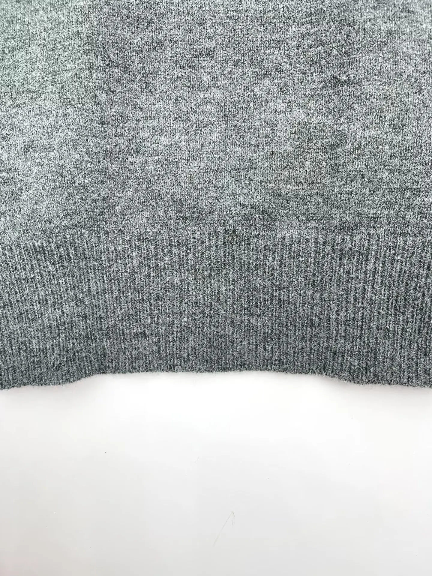 Europejski i amerykański styl, nowa kolekcja jesień-zima 2025, modna odzież damska, uniwersalny, luźny sweter z odkrytymi ramionami.