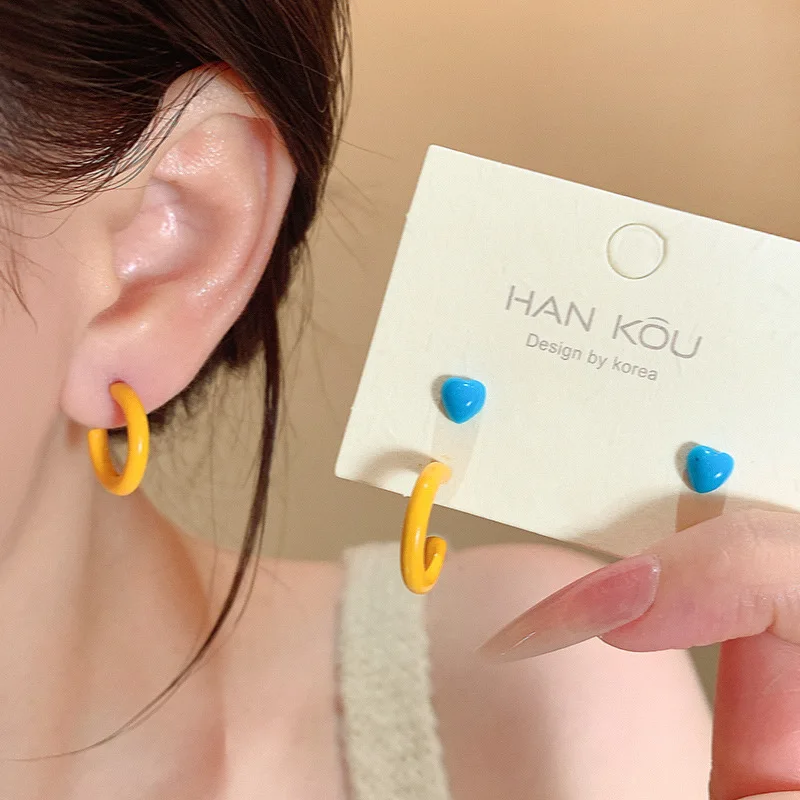 

INS sweet and cute style yellow and blue love heart contrast stud earrings are suitable for girls and women to wear beautiful