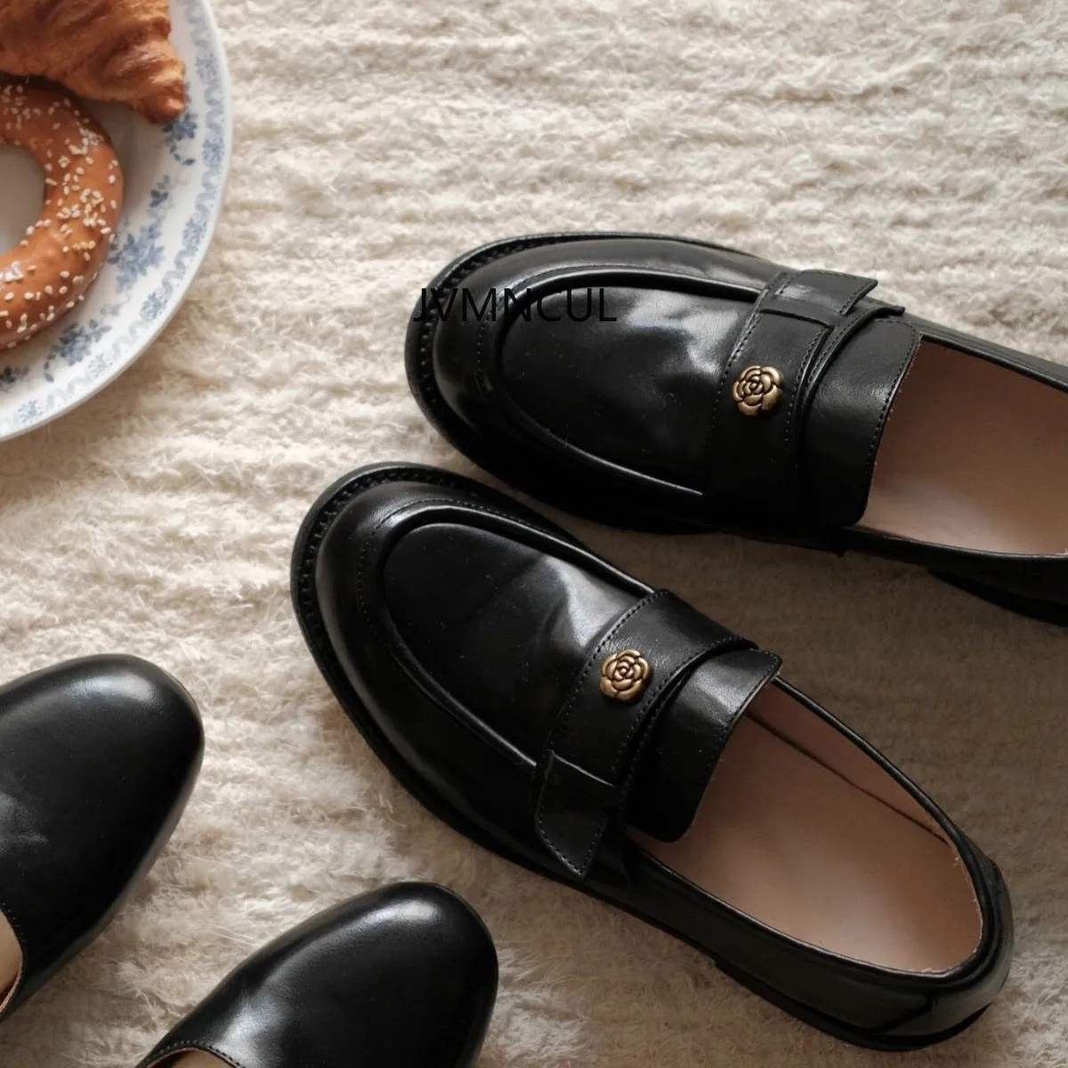 

Женские весенние лоферы из натуральной кожи на массивной подошве с винтажной маленькой золотой пряжкой и дизайном камелии из мытой воловьей кожи