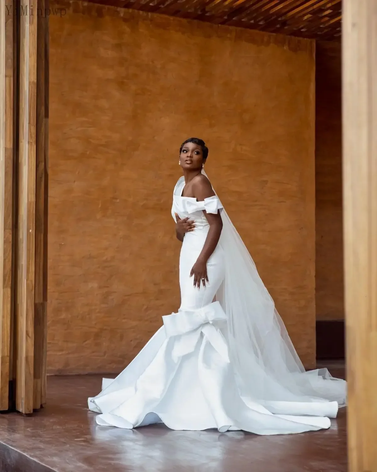 カスタマイズされたオフショルダーマーメイドウェディングドレスプラスサイズシャーリングボウスイープトレインサテンブライダルドレスデザイナー