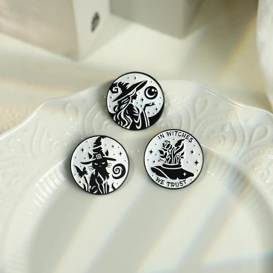 السحرية موضوع بروش دبابيس بسيطة أبيض وأسود نمط ماجيك القط الزهور في الساحرات نحن نثق شارة الصدار التلبيب دبوس كوس مجوهرات