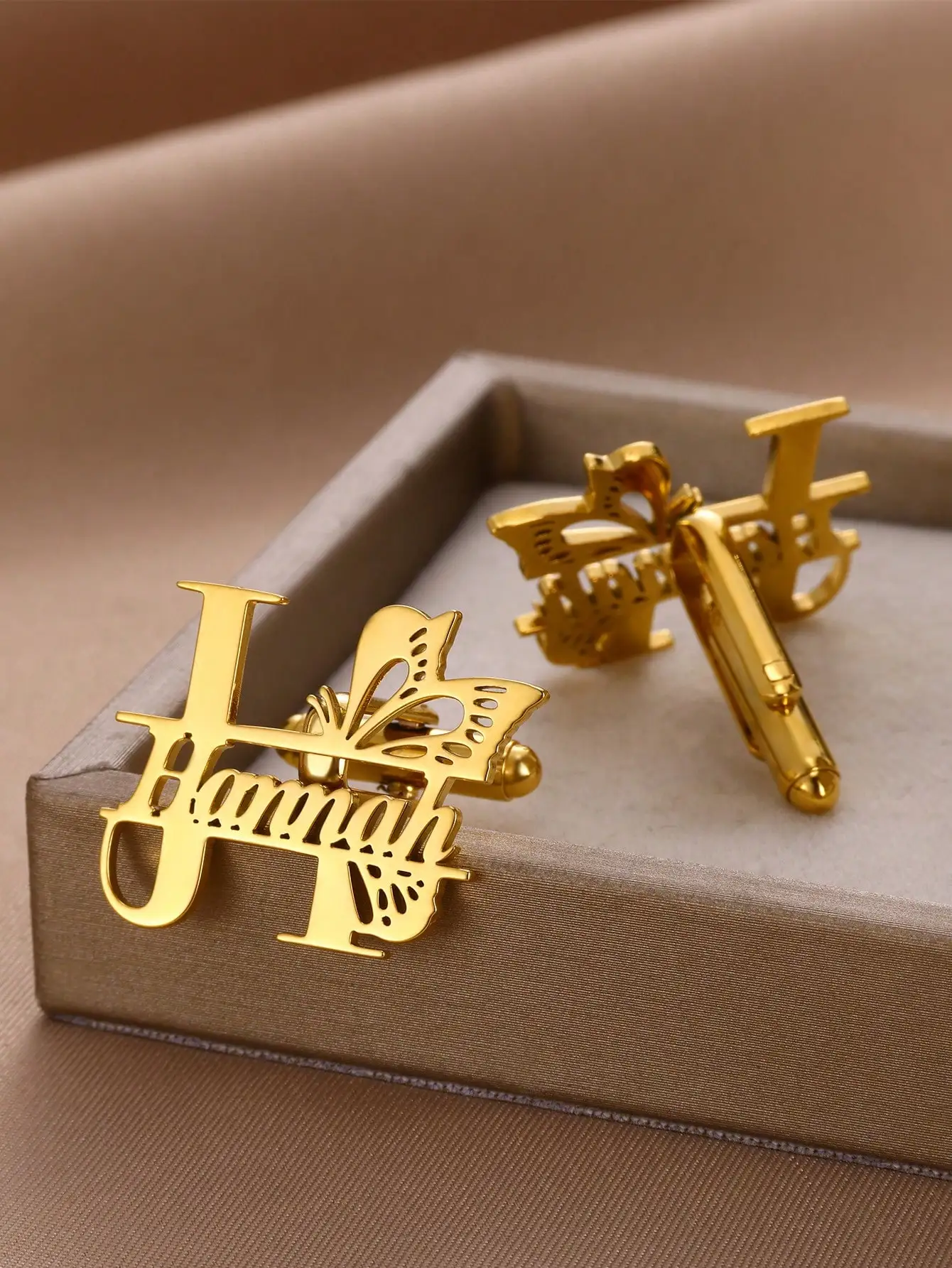 

Custom Butterfly Name Cufflinks For Men Gold Color Stainless Steel Personalized Letter Cufflinks Wedding Jewelry Party Gift