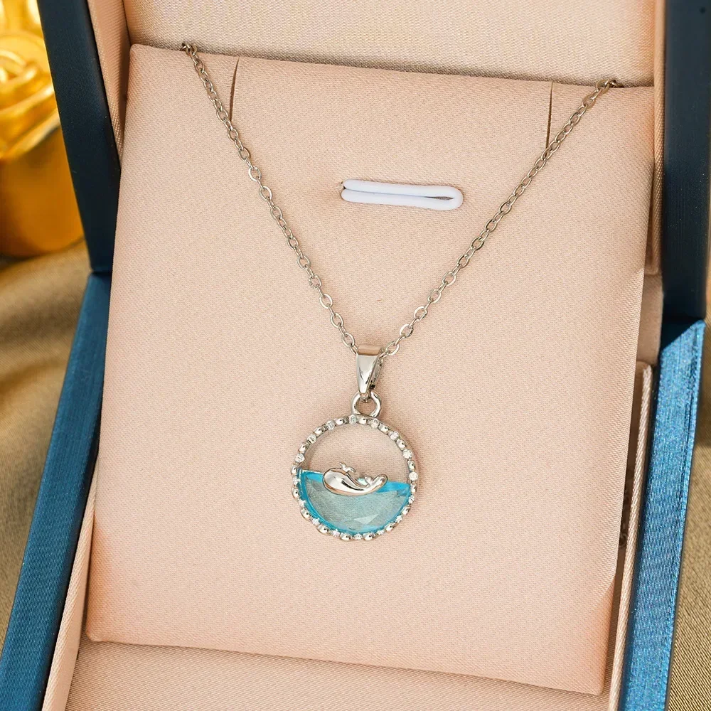 

This popular summer Little Whale Blue Sea titanium steel necklace 2025 features a mother whale giving birth to you