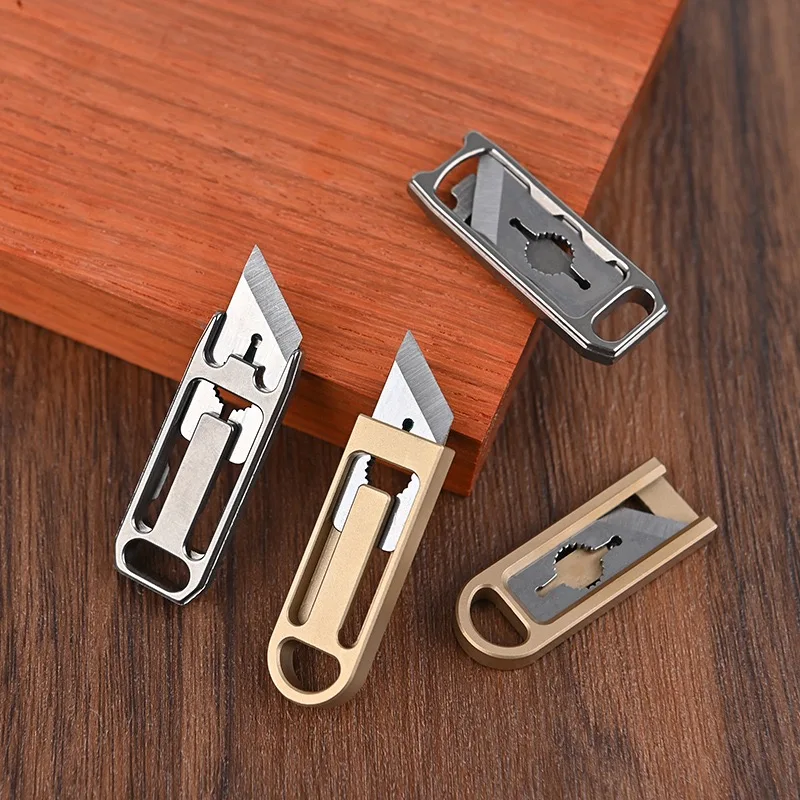Cuchillo táctico mini de titanio y latón afilado para llavero - imagen 4