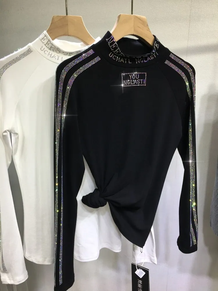เสื้อยืดแขนยาวทรงเข้ารูป คอสูง ประดับคริสตัล งานหนัก สีดำ พิมพ์ลายตัวอักษร  สำหรับผู้หญิง ฤดูใบไม้ร่วง ฤดูหนาว รุ่นใหม่