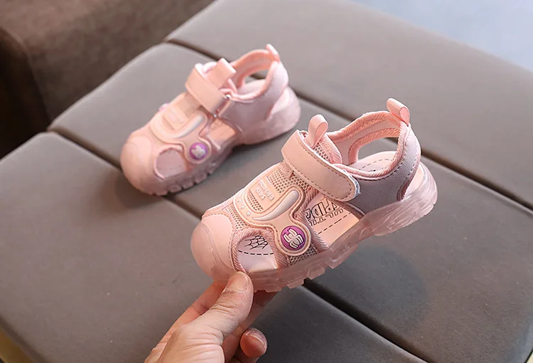 2026 LED Leuchtende Kleinkinderschuhe | Cartoon-Cowboy-Sandalen & -Hausschuhe mit weicher Sohle, Unisex-Sommerschuhe für Kinder – Detail 4