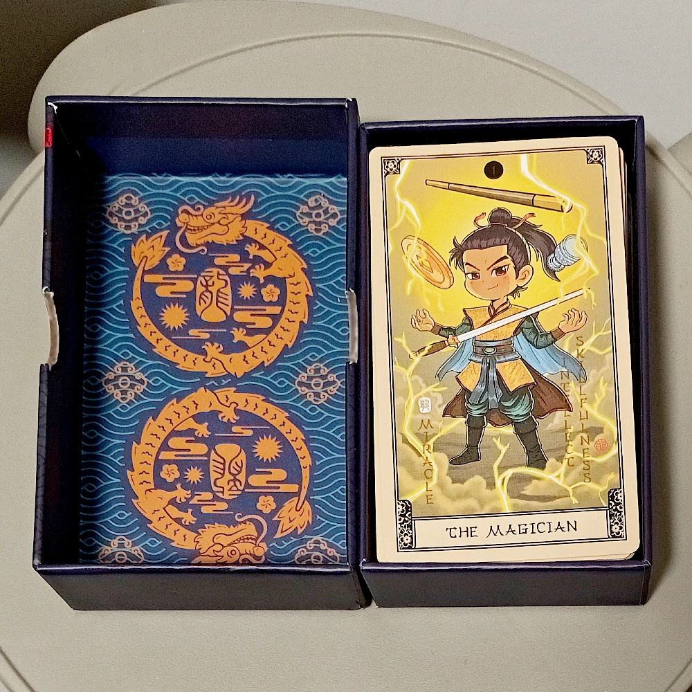 

Колода карт Таро «Индиго Де Чайна» в жесткой коробке, 350 г/м², двусторонняя, с тиснением, матовая, 12*7 см, 79 милых карт в китайском стиле