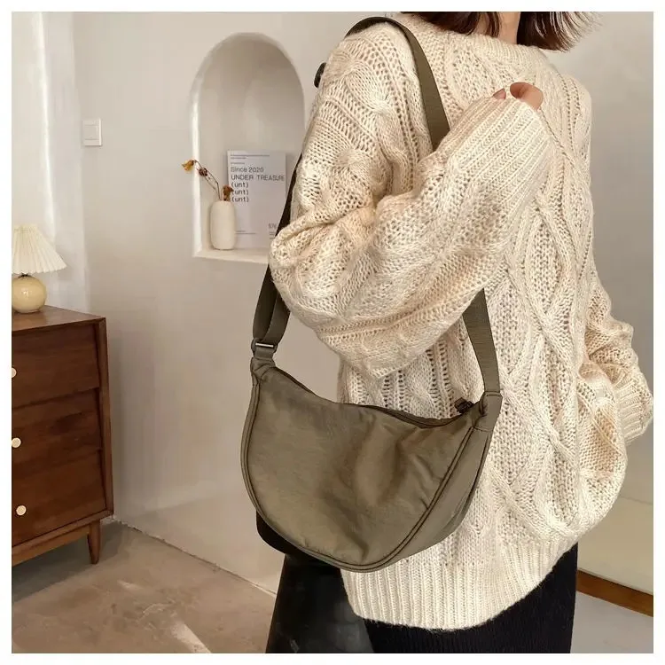 Einfarbige Brusttasche für Damen, große Kapazität, Reisetasche, Umhängetasche, halbmondförmige Tasche, Damen-Alltagstasche, mit Baumwollfüllung, Schultertasche. – Detail 25
