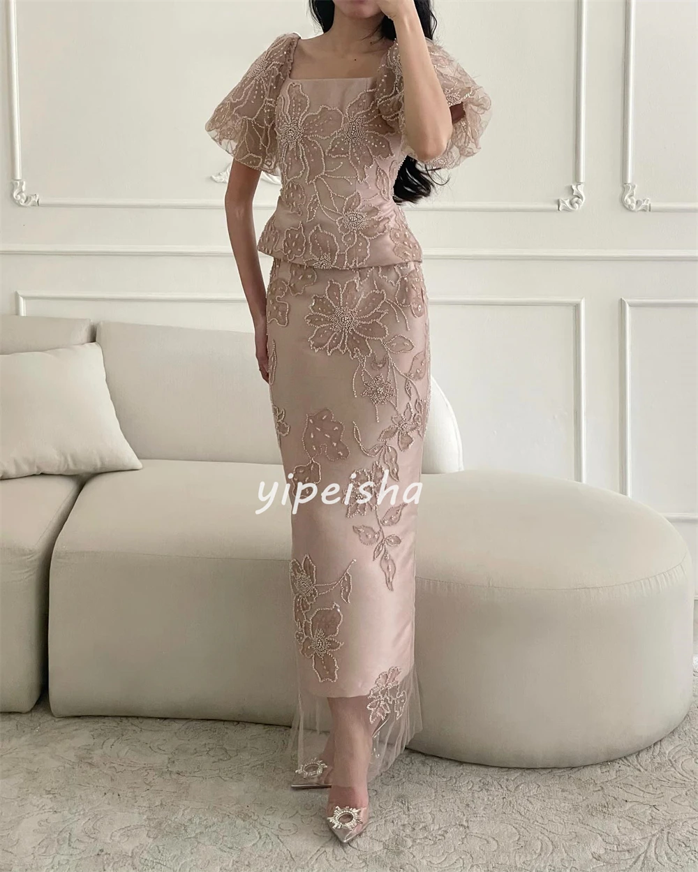 Maßgeschneiderte, elegante, modische, charmeusefarbene, mit Perlen besetzte, gerade, knöchellange Kleider mit hohem Kragen, maßgeschneiderte Kleider für besondere Anlässe