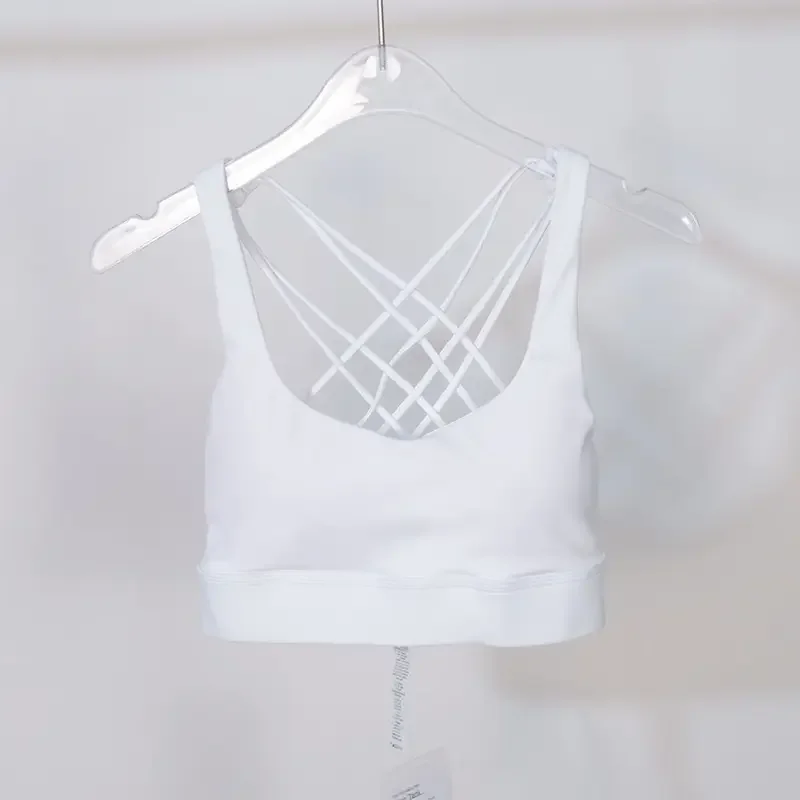 YOGA Strappy สปอร์ตบราสําหรับผู้หญิง - Criss Cross Back เซ็กซี่ไร้สายเบาะโยคะ Bra น่ารักออกกําลังกาย