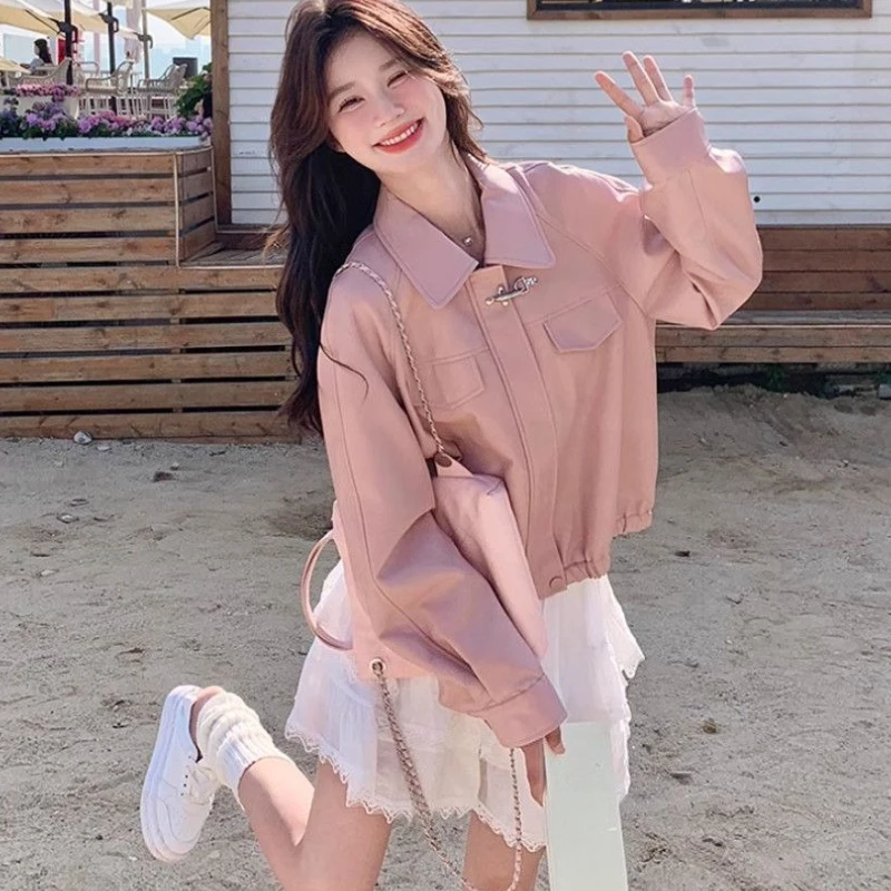 سترة نسائية قصيرة من جلد البولي يوريثان باللون الوردي لربيع وخريف 2025 سترة رائعة على طراز الشارع بقصة ضيقة سترة لسائقي الدراجات النارية على الموضة Harajuku