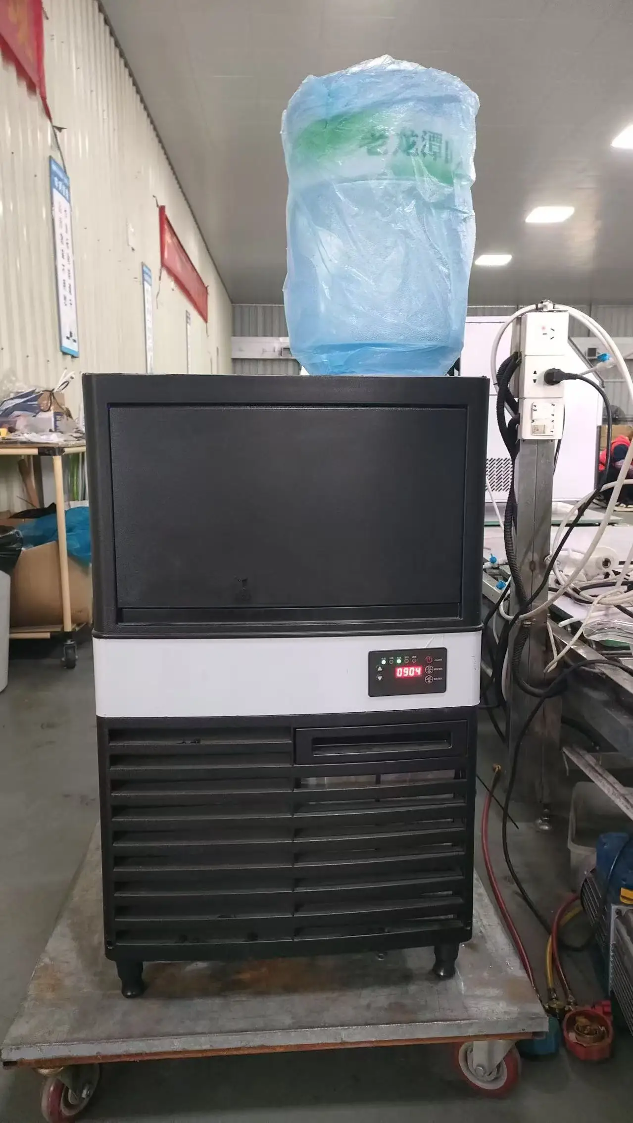 

Gold Seller2025 Modern Style Stainless Steel Cube Shape Ice Making Machine Industrial Ice Block Maker Machine Commercial Ice Mak