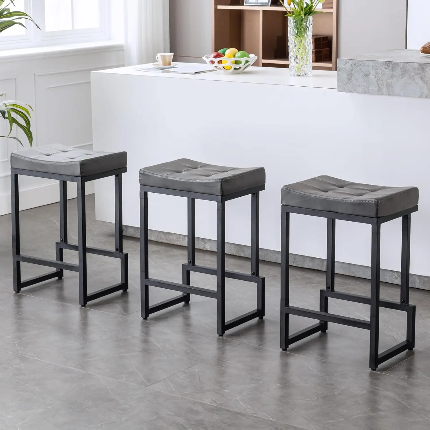 3개 24' 카운터 바 의자, 금속 다리가 있는 회색 인조 가죽
