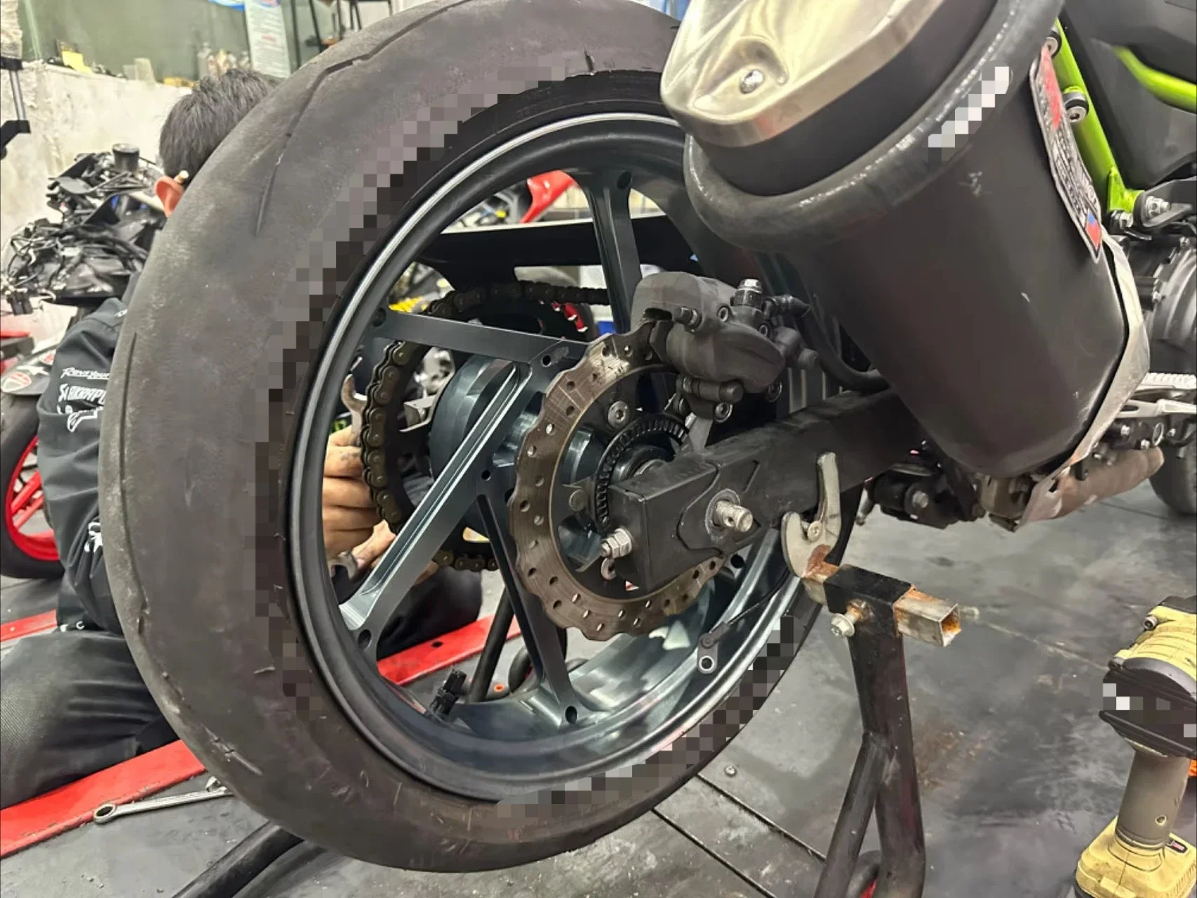 محور عجلة مزورة عالي الجودة لمكونات نظام جسم الدراجة النارية 400