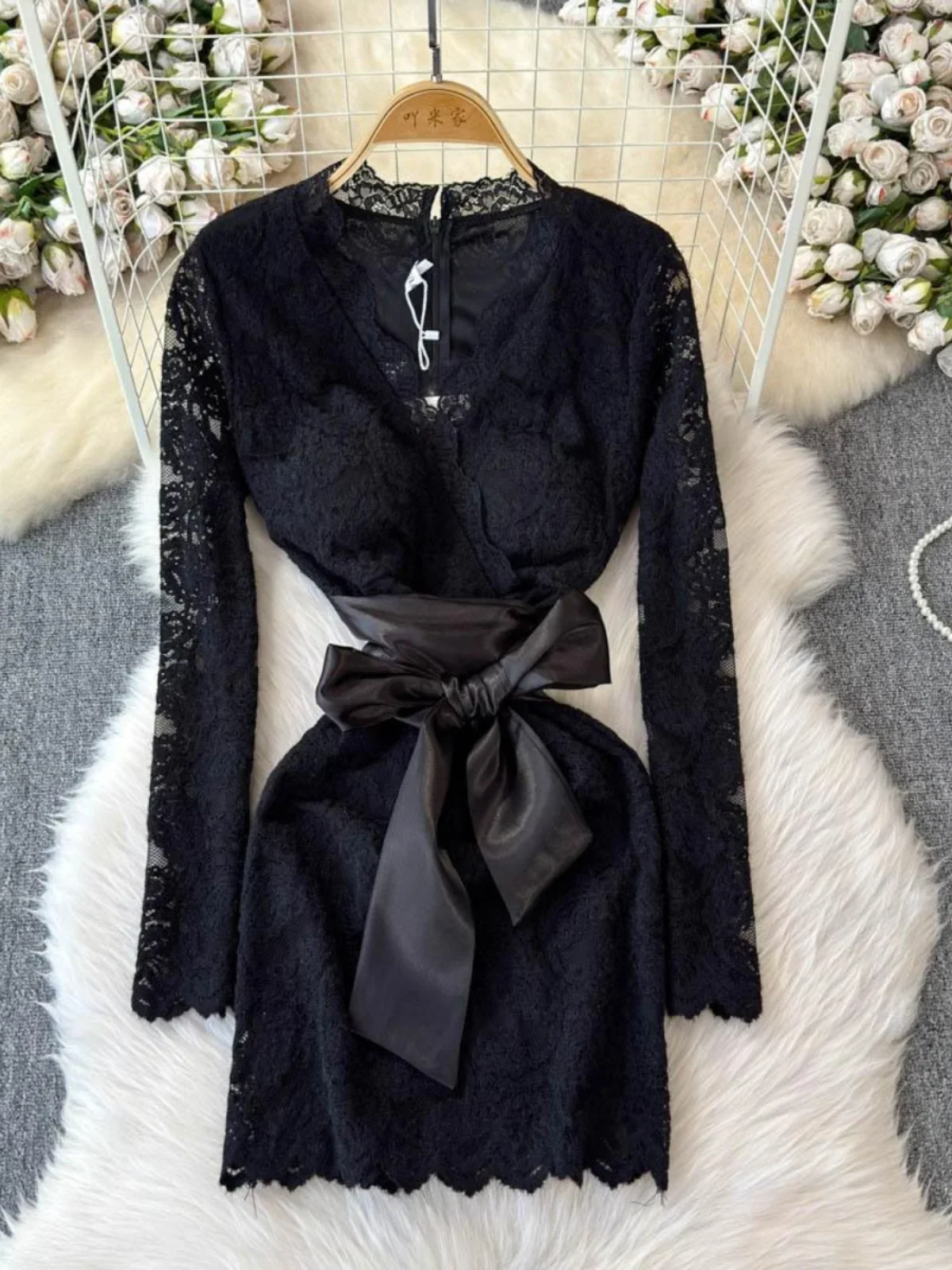 Foamlina 2025, Herbst-Neuheit, beige Spitze, V-Ausschnitt, Kleid für Damen, Schärpe, Krawatte, Taille, schlank, elegant, französisches Date-Partykleid