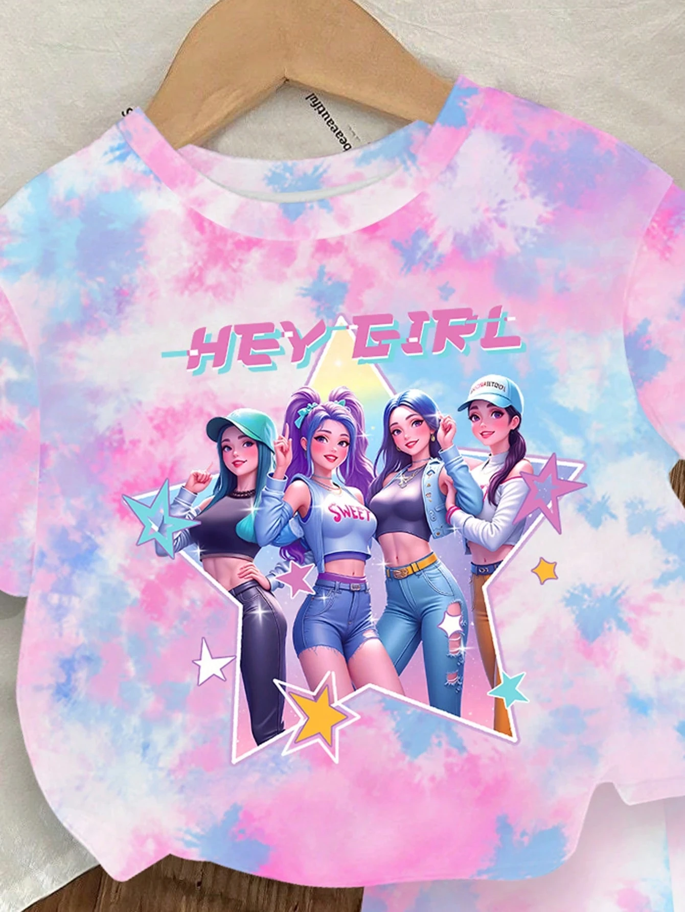 2-teiliges Mädchen-Outfit, rosa-blaues Tie-Dye-T-Shirt mit „HEY GIRL“-K-POP-Cartoon-Print und passendem Shorts-Set – Detail 4