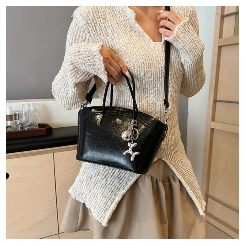 

Classic Paris Designer Fashion Tote Bag With Elegant Leather And Large Capacity For Luxury Women Commuter Essentials