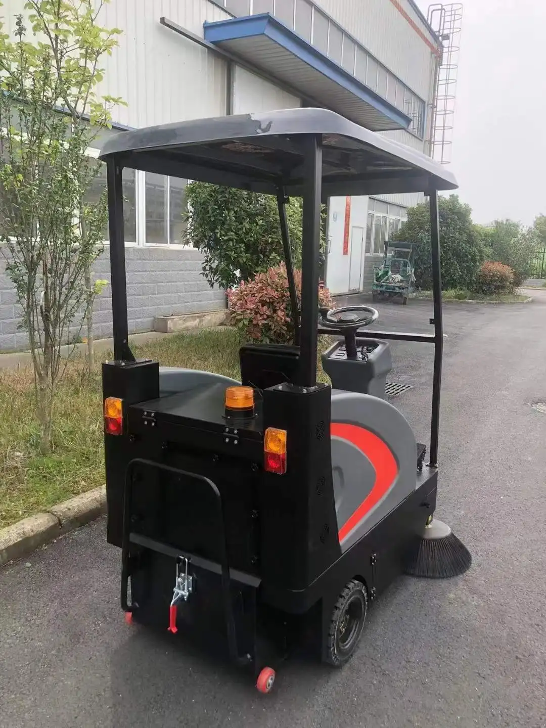 Working 4 Hours Sweeping Width 1350mm Road Cleaning Electric Street Ride on Collector Loader Sweeper