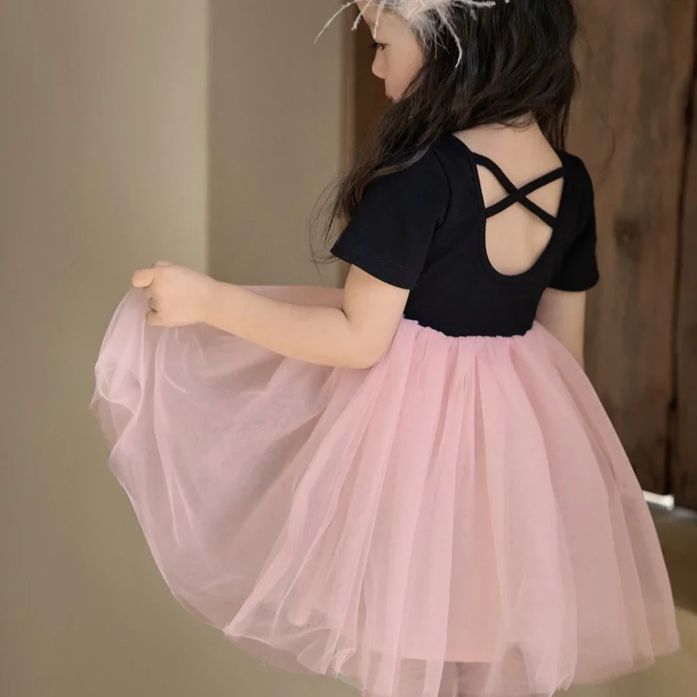 فستان Bear Leader صيفي جديد وردي جميل ولطيف لحفلات أعياد الميلاد مع زخرفة فيونكة بدون أكمام للفتيات فساتين كاجوال