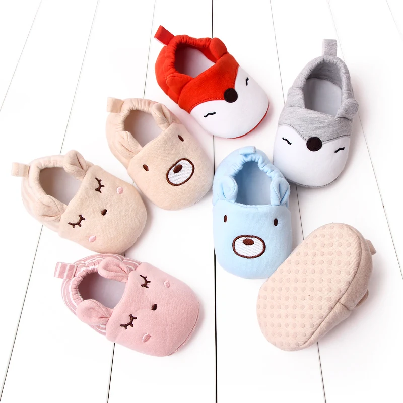 

Лидер продаж 2024 года, зимние хлопковые тапочки с рисунком животных для новорожденных мальчиков и девочек 0-18 месяцев, нескользящая детская кроватка на мягкой подошве, первые ходунки