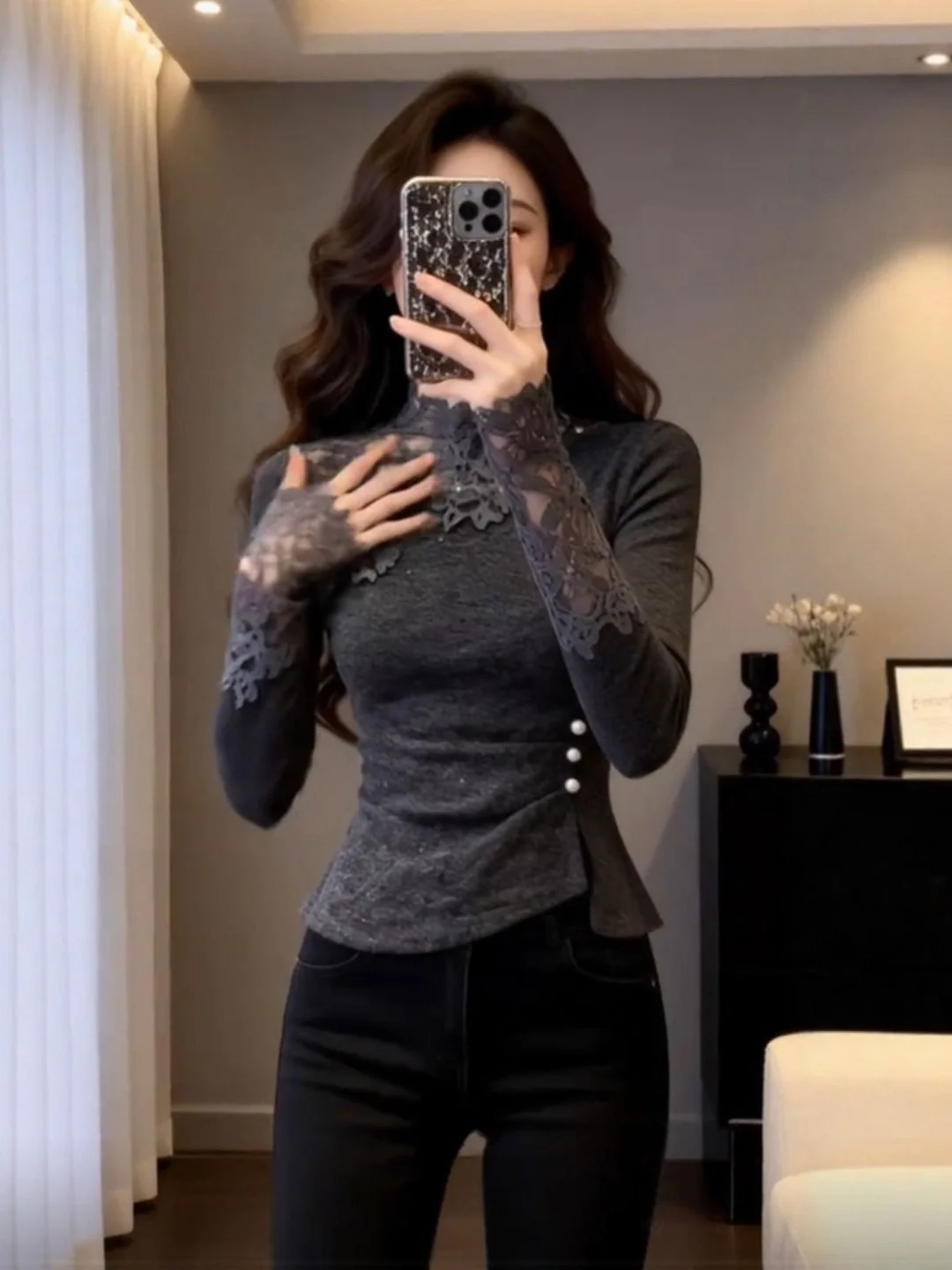 

Приталенная футболка с длинным рукавом и кружевными вставками: уникальный дизайн, модный повседневный топ для женщин, элегантный и нежный стиль.