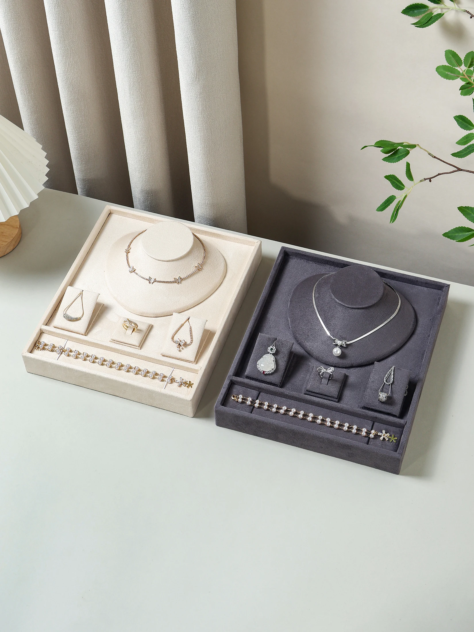 A high-end texture jewelry tray with partitioned storage for jewelry necklaces, earrings, and exquisite display in a home jewelr