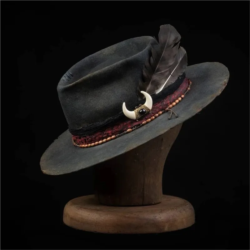 Fashionable top hat with crescent-shaped decoration and pure felt
