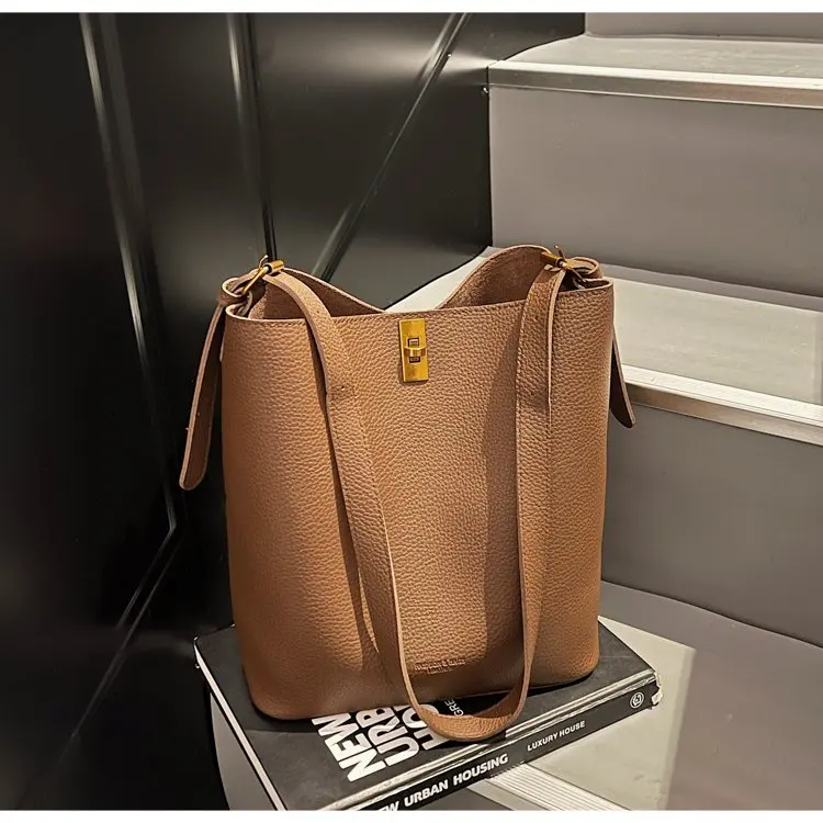 Minimalistische Kamelbraune Kunstleder-Bucket-Bag, genarbte Textur mit Schlossakzent, vielseitige Alltagstasche für Arbeit & Ausflüge – Detail 25