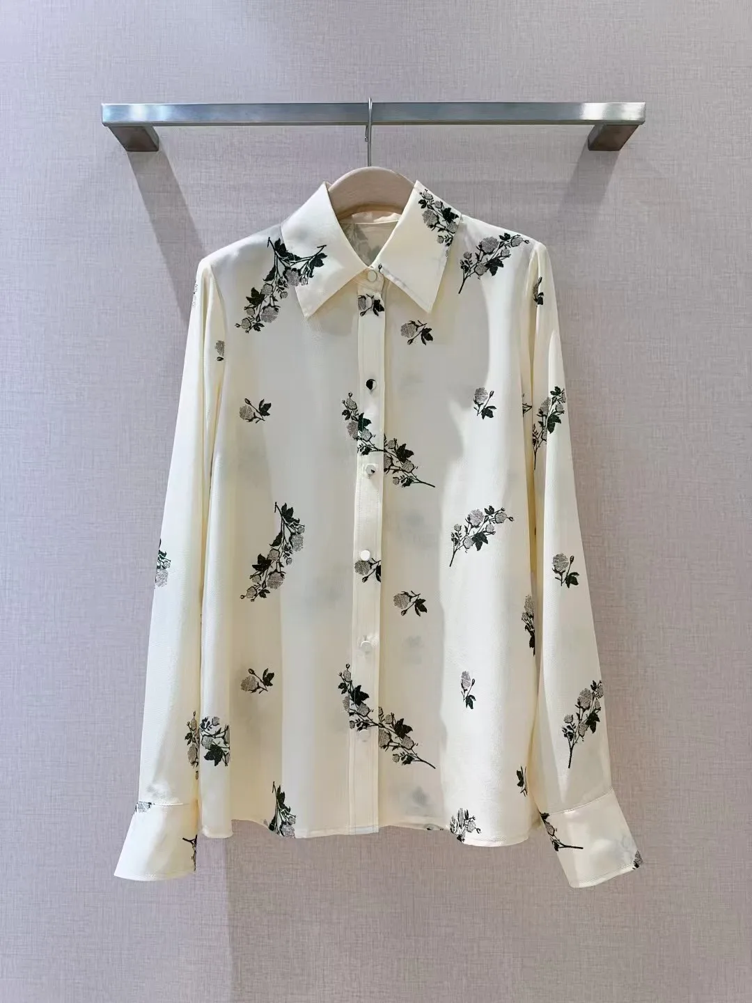 2025 New women's early spring style lapel long sleeved shirt