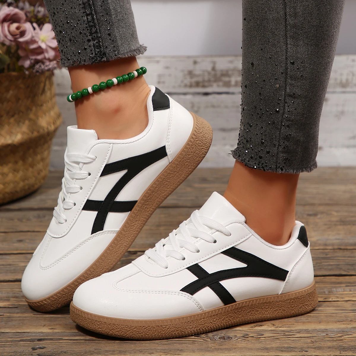 2026 Herbst Damenmode Wildleder-Sneaker mit Doppelschnallen-Metalldetails Leichte Atmungsaktive Bequeme Freizeitschuhe