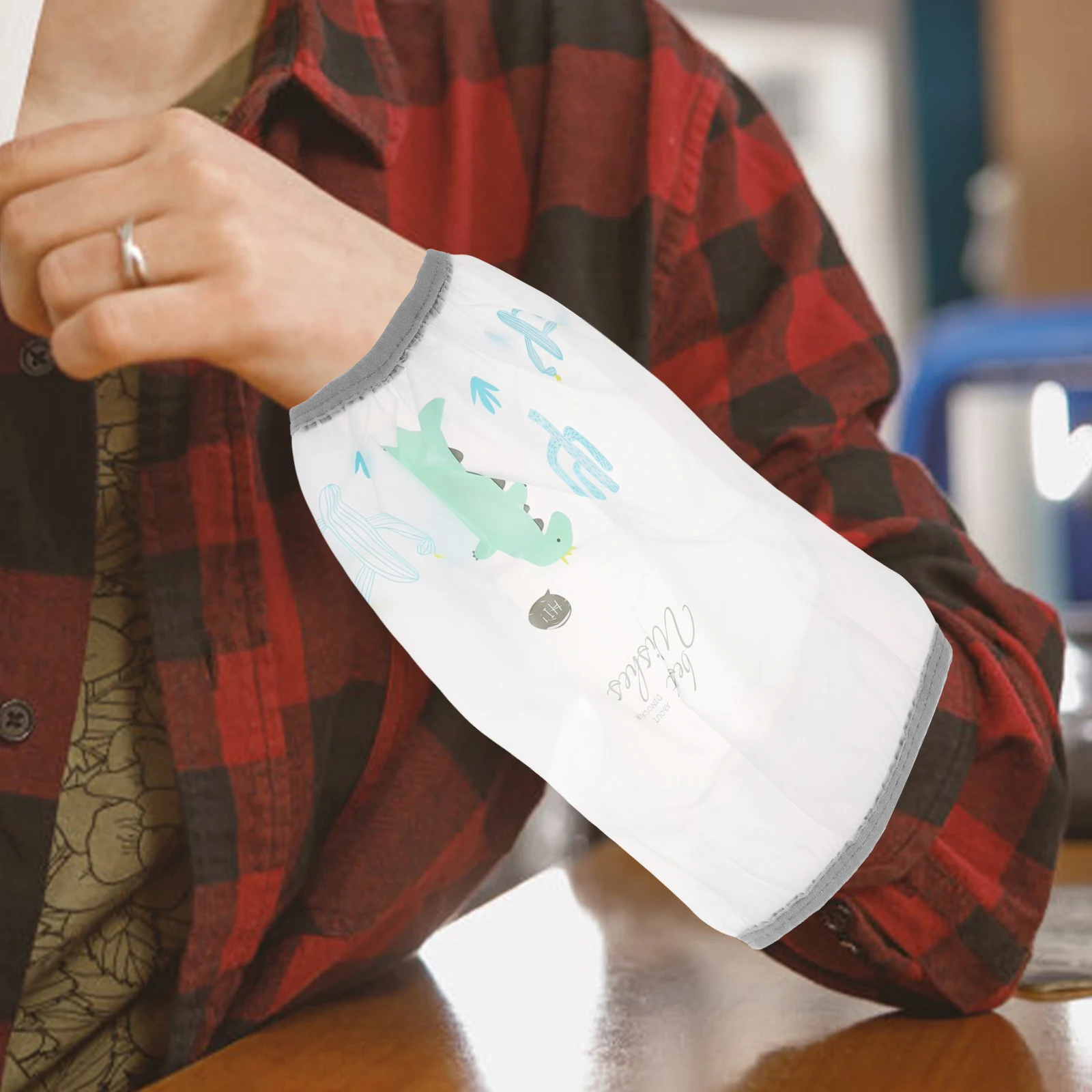 

2 Pairs Random Color Waterproof Oversleeves Transparent Covers for Office Home Restaurant Dustproof Quick Material