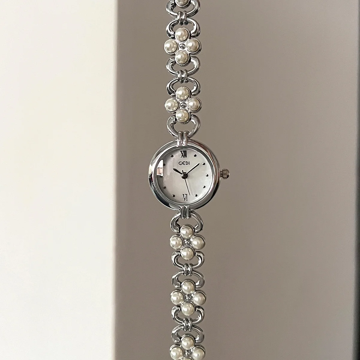 Ladies Pearl chain Watch Temperament inlaid with Diamonds Lght Luxury Bracelet Waterproof Women Fashion Quartz Clock Watch
