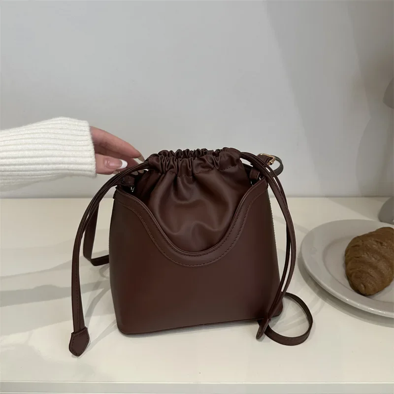 Textured retro fashionable pumping strap crossbody bag underarm bucket bag