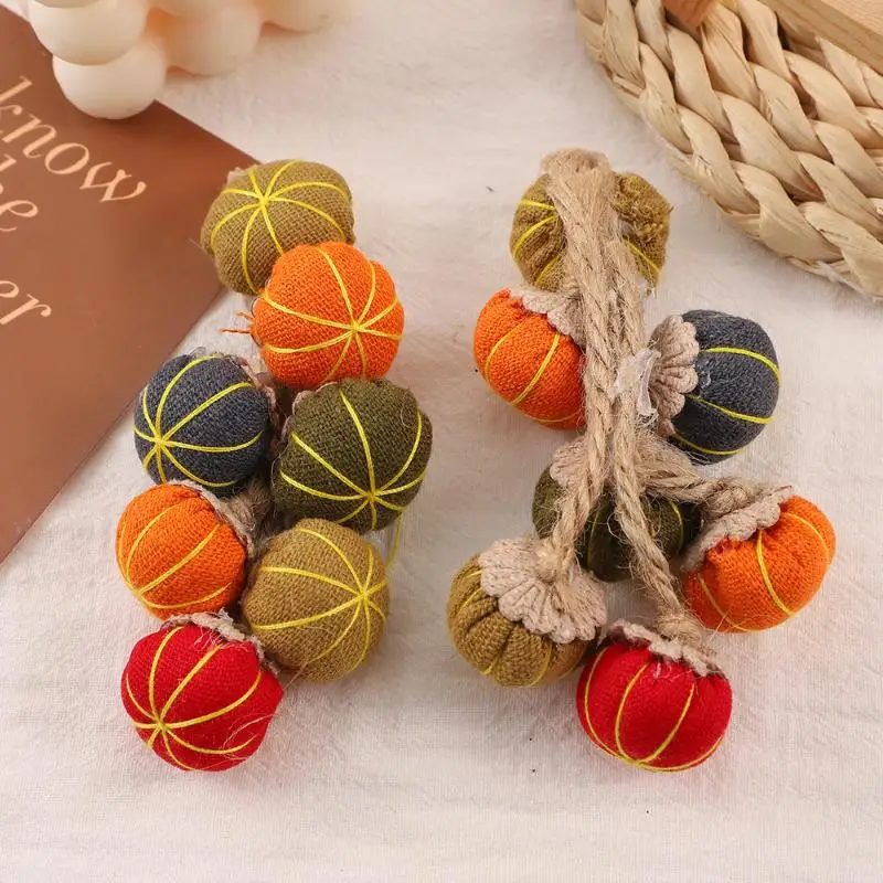 Handgefertigter Kürbis-Anhänger im Boho-Stil mit bunten Stoffperlen und Quasten – ein lebendiges Accessoire für Halloween-Geschenke und Sommerausflüge – Detail 2