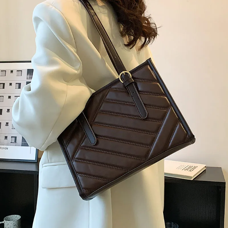 

Fashion Design Sense Large Capacity Tote Bag Simple Contrast Color Shoulder Bag Autumn Winter New All-Match Women Commuter Pack