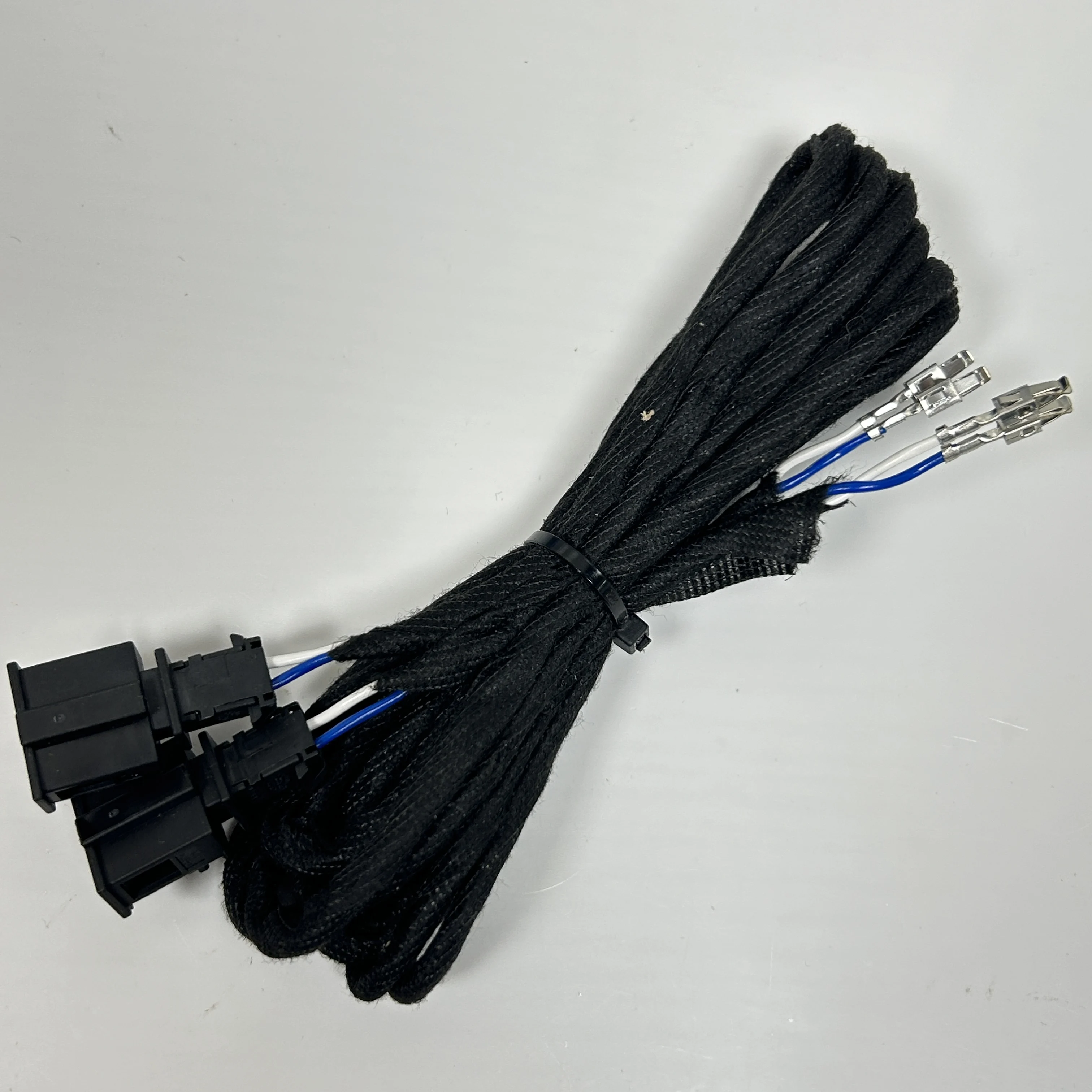 

Комплект из двух переходных кабелей для жгута проводов высокочастотного динамика на передней стойке Volkswagen.