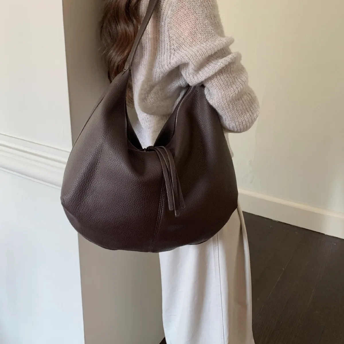 

Large capacity tote bag with minimalist retro texture, single shoulder underarm bag, niche casual commuting bag