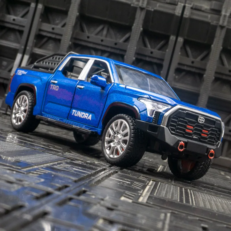1:32 Toyota Tundra alloy off-road vehicle model with doors and hood that can be opened rich details, fine workmanship