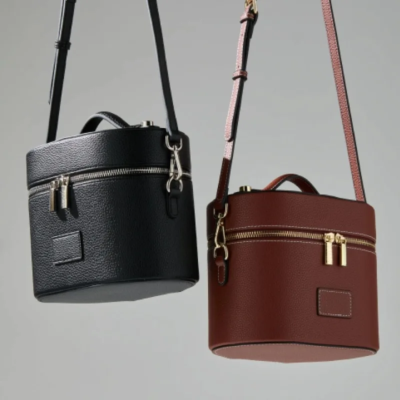 

Luxury Makeup Bag with Shoulder Strap PU Leather Large Capacity Travel Toiletry Bag Urban Simple Style Waterproof Wearresistant