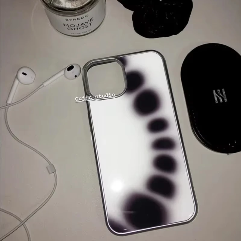 Capa de Celular Coreana com Pontos Pretos Irregulares e Efeito Eletrogalvanizado para iPhone 17 Air 16 Pro Max 15 14 Plus 13 12 11 - Capa Traseira