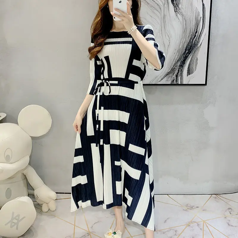 Black and white printing fashion fold dress female 2023 Summer high -level short sleeve o neck lace thinner mid -length dress