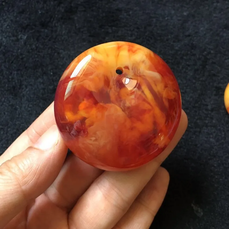 Second-generation Amber Honey Wax Floating Salt Water with Fluorescent Blood Streaks Fish Eye Pendant