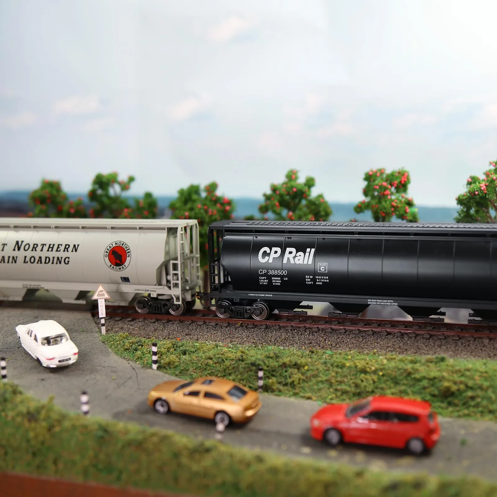 Evemodel Wagons 1pc Model Trains HO Scale 1:87 4-Bay Covered Grain Hopper Car Rolling Stock C8744