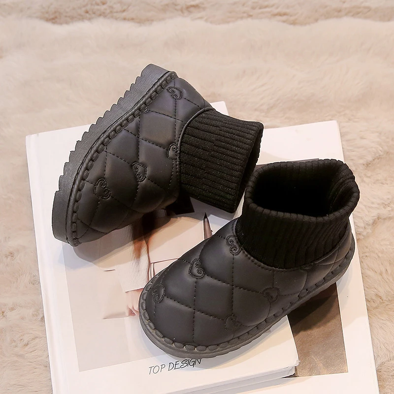 Botas para niñas de color caqui/negro con mangas bordadas, tacón plano, barril bajo, antideslizantes e impermeables y cálidas botas de nieve gruesas de invierno