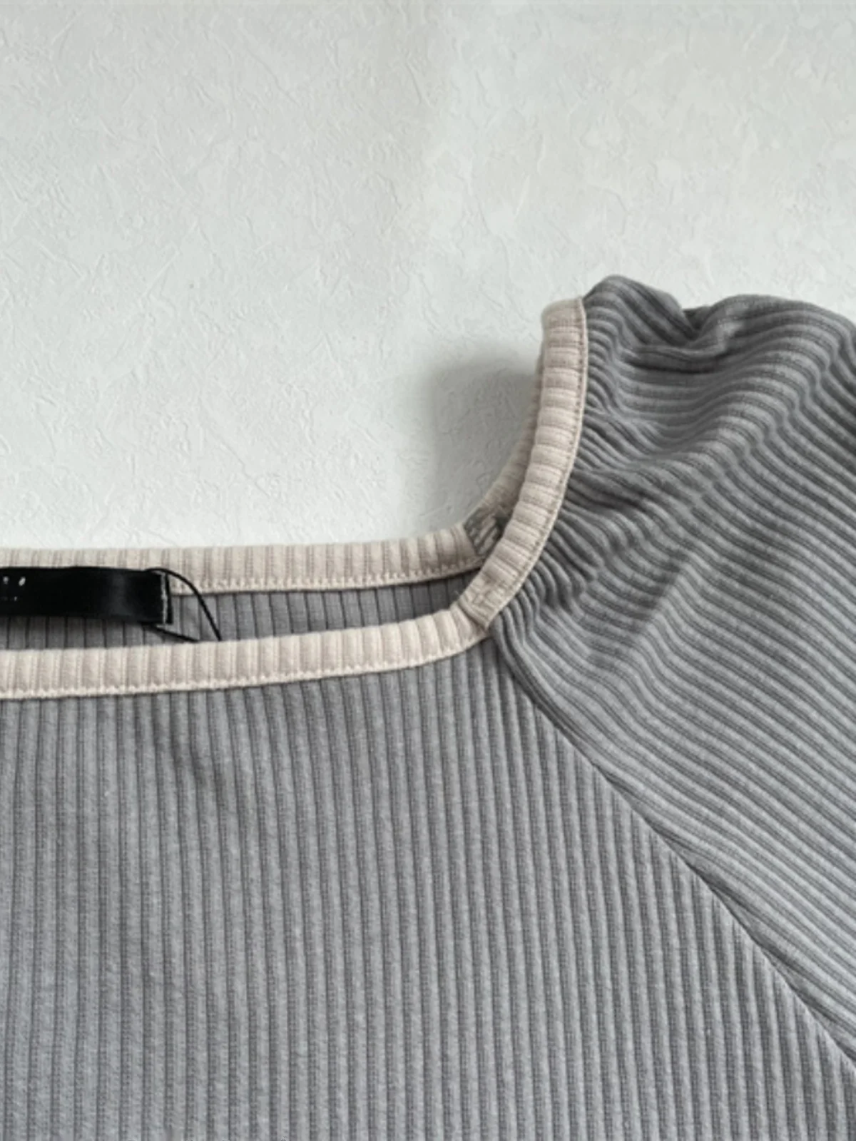 春らしいスリムフィットのストライプ柄薄手ニットベースセータートップ、綿混素材のバブルスリーブロングスリーブクルーネック